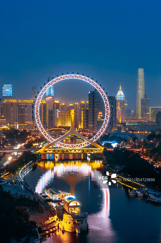 中国天津市海河和天津之眼摩天轮高视角夜景图片素材