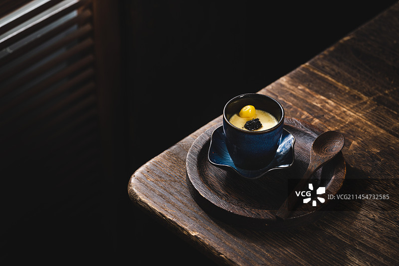 日本小木屋里的日式炖蛋图片素材