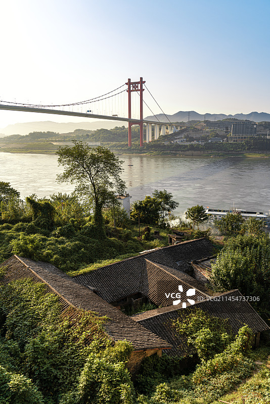 重庆市江北区海尔路寸滩江边一处保存完好有年代感的旧瓦房图片素材