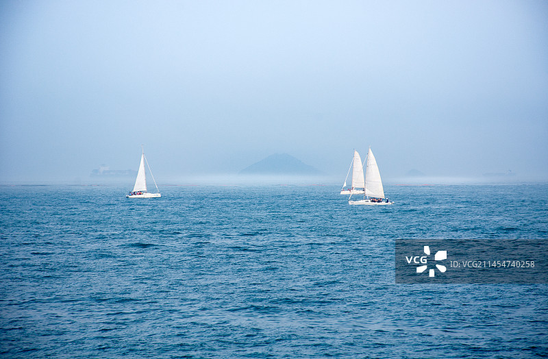 中国山东青岛海平面上的帆船图片素材