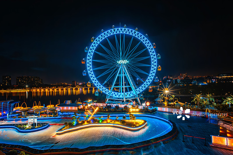 夜色光影中的百家湖和摩天轮+南京图片素材
