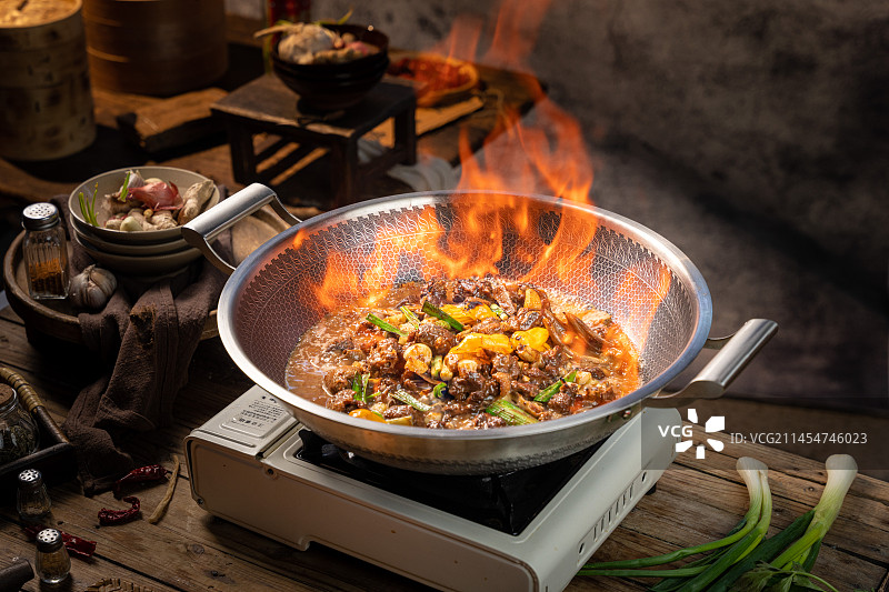 中式复古怀旧餐桌上的顺德火焰醉鹅图片素材