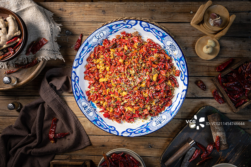 农家老餐桌上歌乐山辣子鸡图片素材