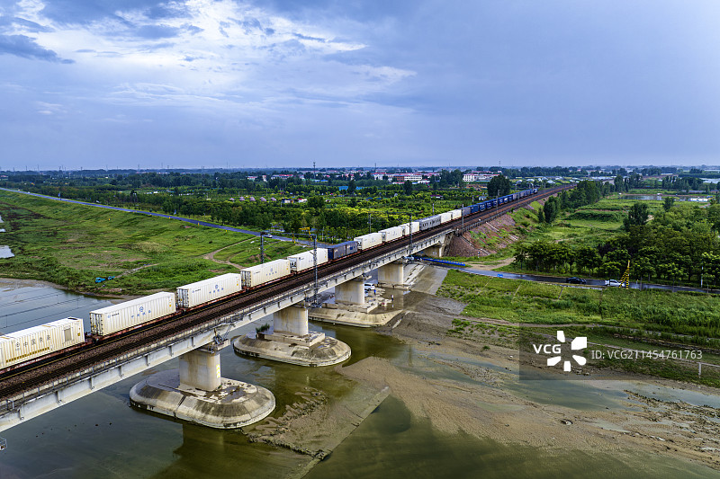 航拍陇海铁路贾鲁河大桥货运列车图片素材