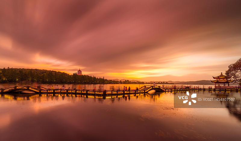 杭州西湖长桥晚霞倒影图片素材