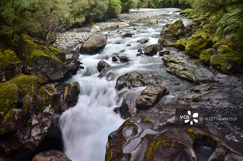 林间溪流图片素材