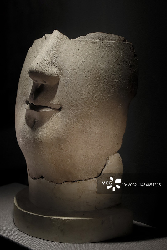 洛阳博物馆北魏泥塑佛面像图片素材