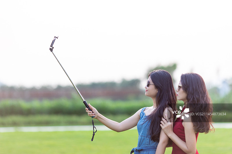 户外两名中国美女在自拍图片素材