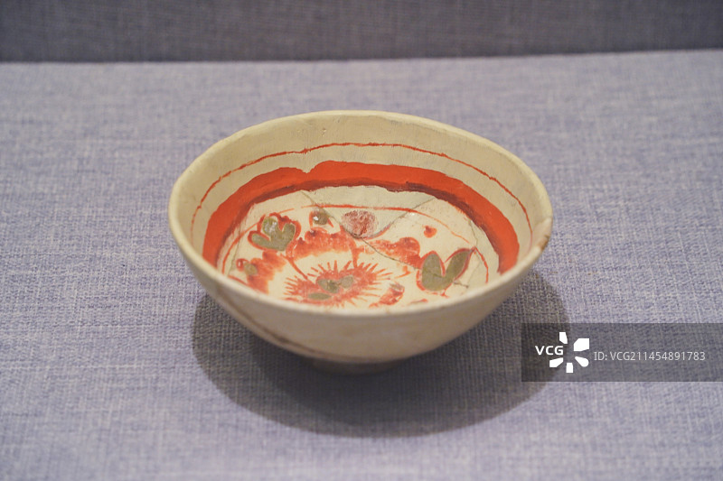 洛阳博物馆藏宋代白釉红绿彩折枝花卉瓷碗图片素材