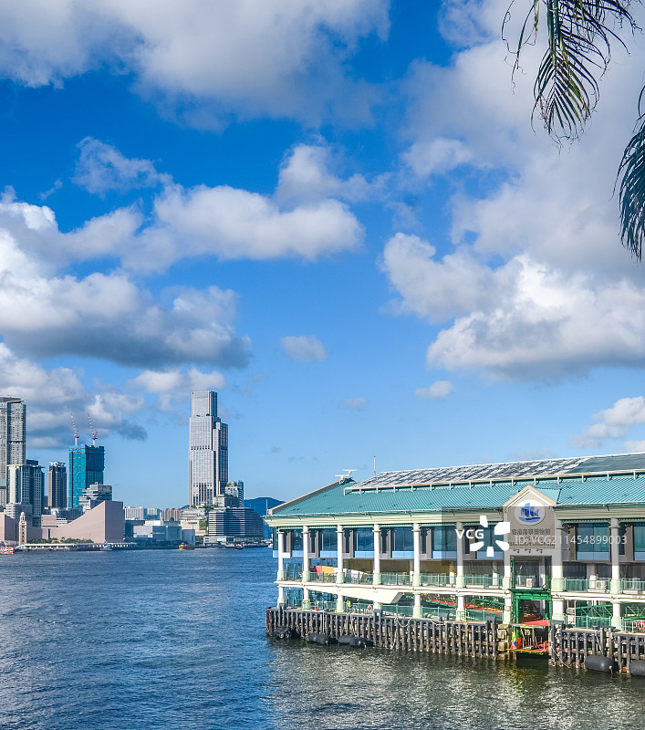香港维多利亚港天星码头蓝天白云大海城市日落图片素材
