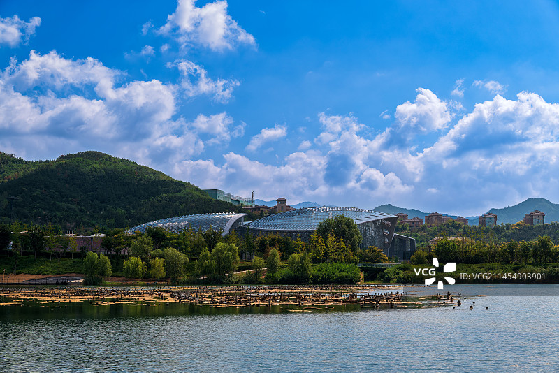 秋天的青岛世博园天水湖和植物馆图片素材