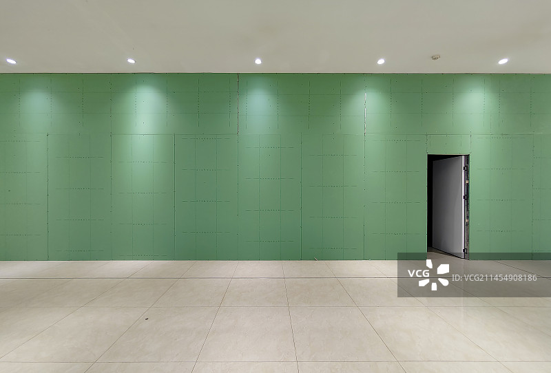 商场内部，装修中的一扇小门图片素材