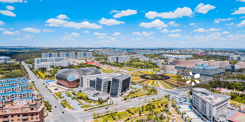 中国内蒙古鄂尔多斯康巴什新区鄂尔多斯博物馆和城市天际线风光航拍图片素材