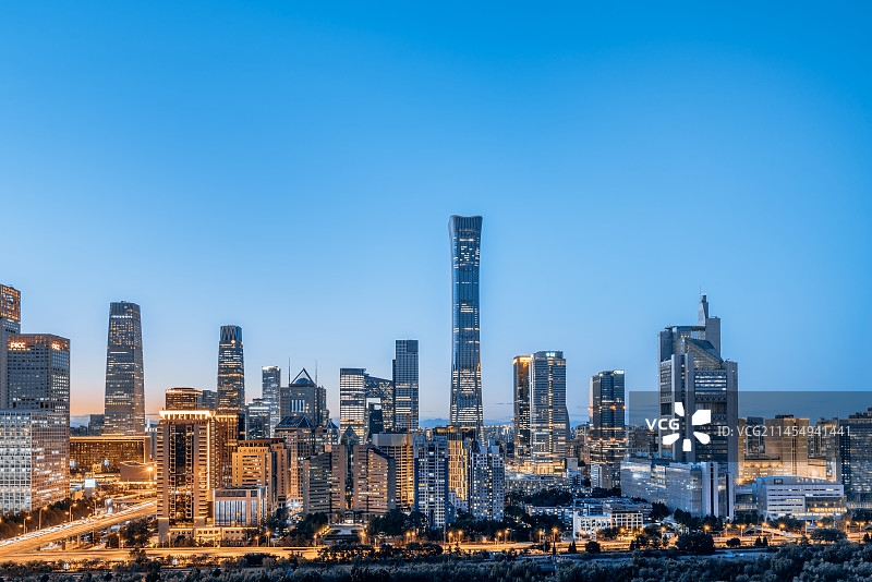 中国北京城市天际线和北京中信大厦CBD建筑群夜景图片素材