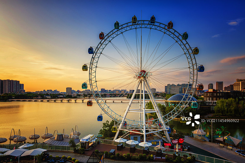 秋日日落前的摩天轮和湖面+百家湖（南京）图片素材