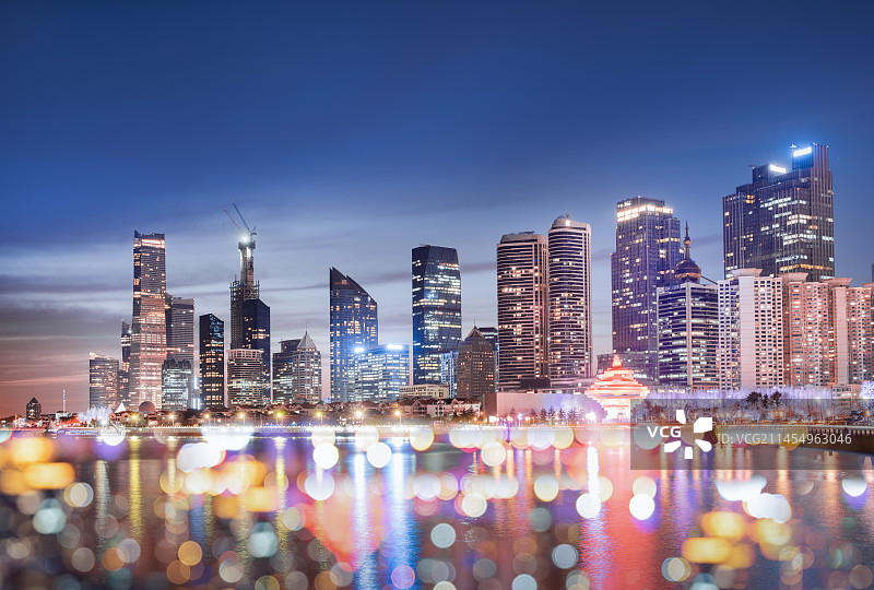 城市夜景与虚焦光斑图片素材