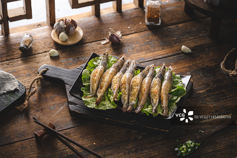 中式农家窗边餐桌上的川式烤肉川式蒜蓉烤大虾图片素材