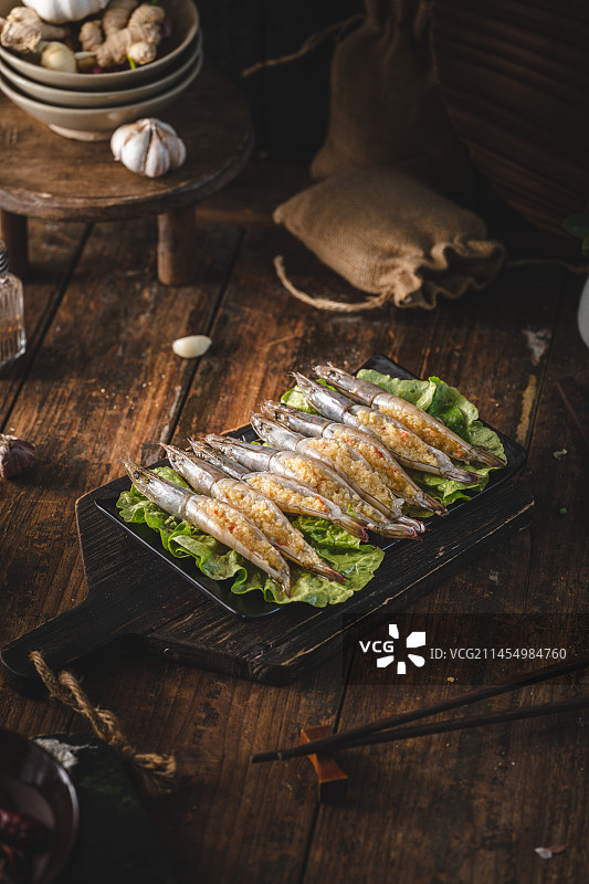 中式农家窗边餐桌上的川式烤肉川式蒜蓉烤大虾图片素材