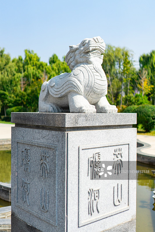 中国传统文化拍摄主题，大理石雕塑石头狮子装饰物，户外白昼无人图像摄影图片素材