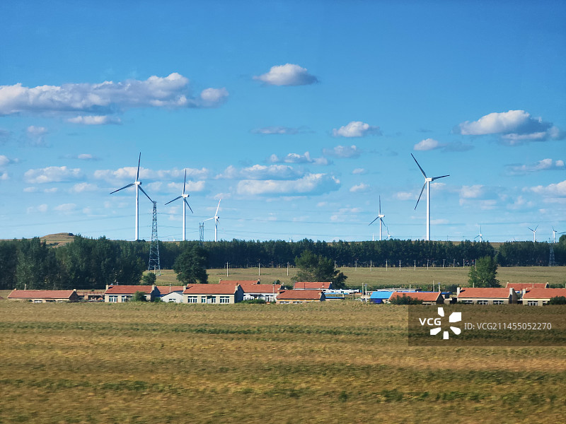风力发电机和村庄图片素材