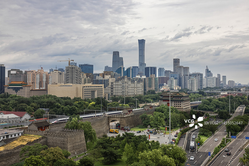 夏天北京暴雨前天空乌云城市天际线国贸CBD道路交通北京站铁路复兴号动车组城市风光图片素材