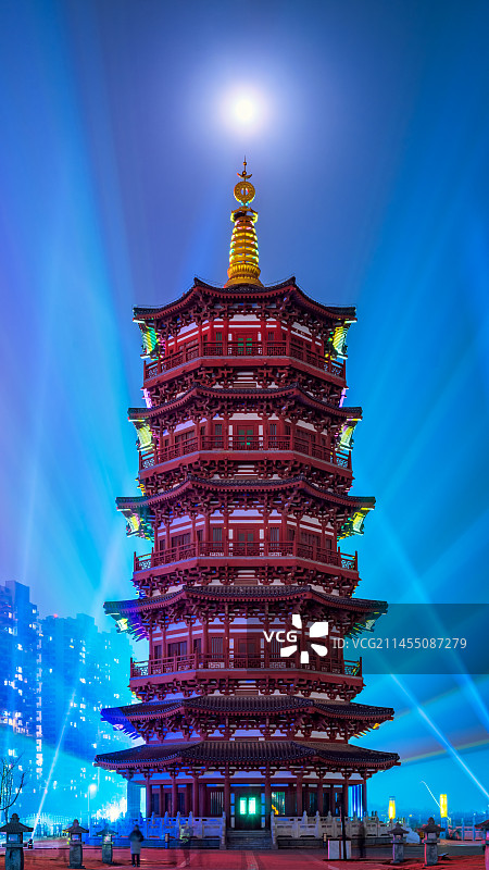 亚洲中国河南省洛阳市朱樱塔悬月夜景图片素材