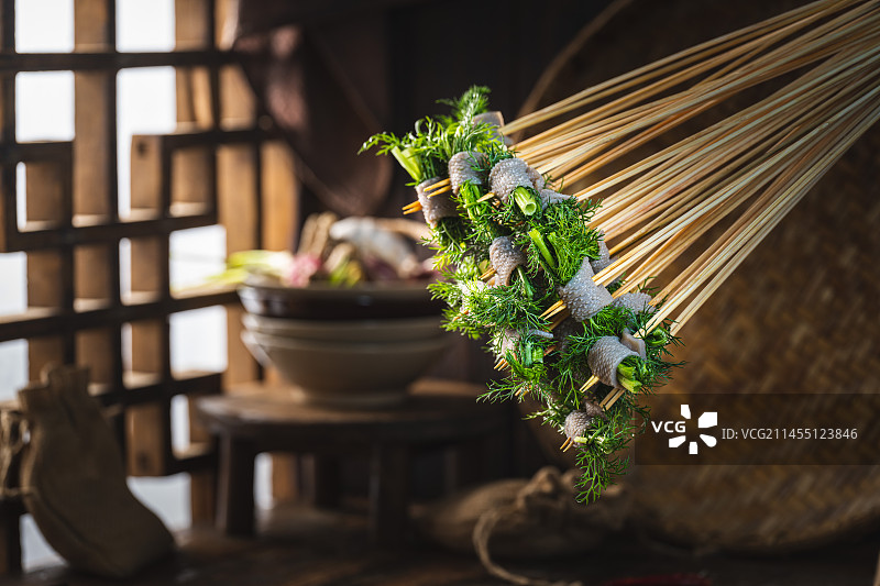 四川重庆串串香复古农家窗边素毛肚串图片素材