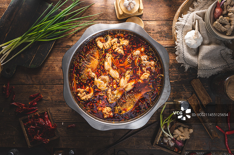 复古怀旧中式美食农家厨房里的麻辣牛蛙火锅图片素材