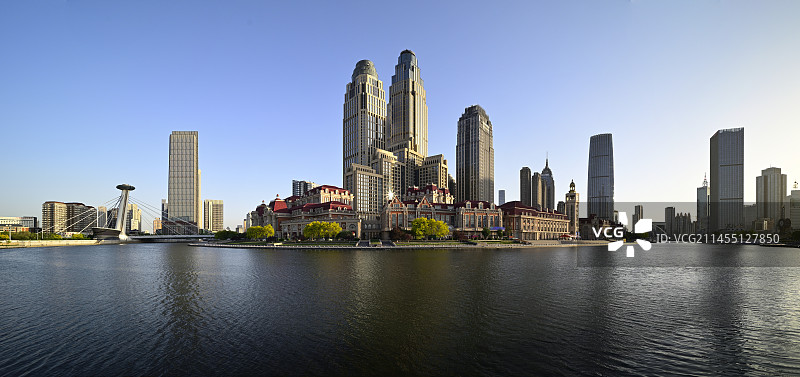 中国天津海河畔城市地标建筑天际线风光图片素材