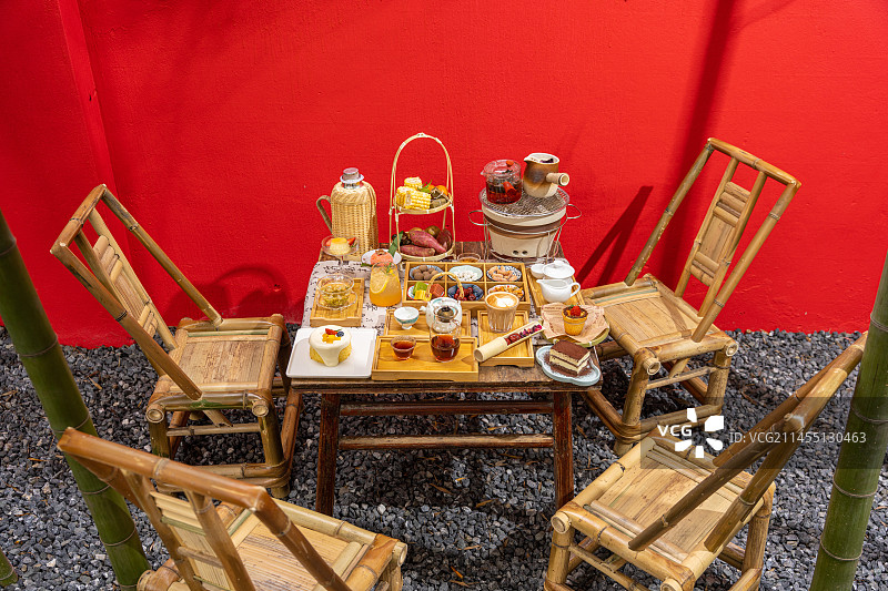 阳光下竹林中露营围炉煮茶图片素材