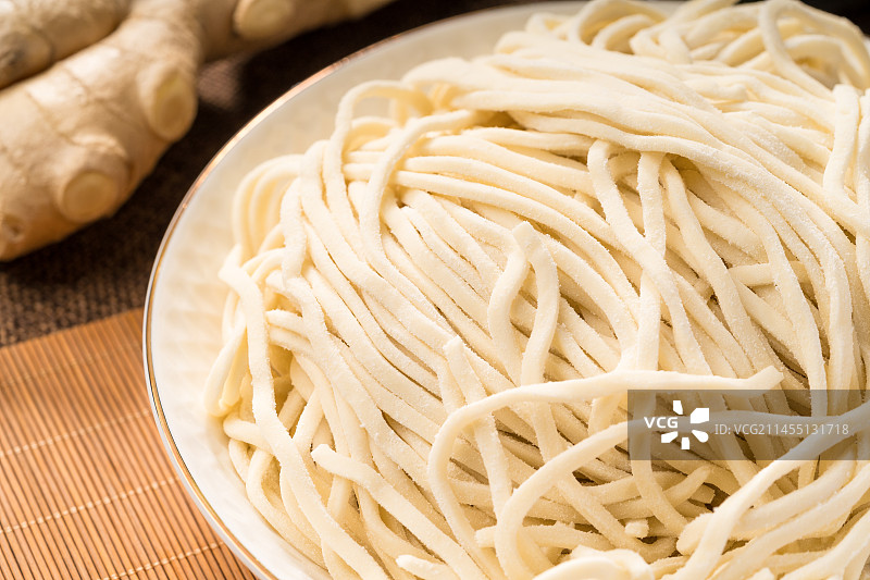 简单背景下的新鲜面条图片素材