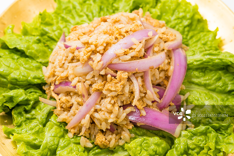 纯白色背景下的新鲜生菜包饭图片素材