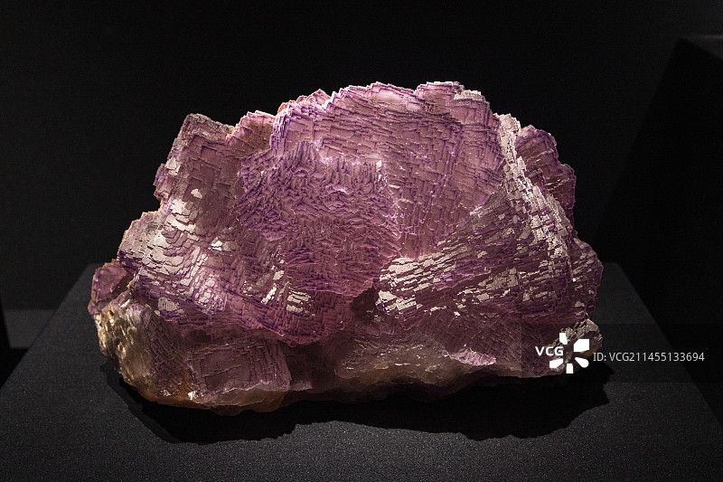 自然界中颜色各异的天然萤石矿石图片素材