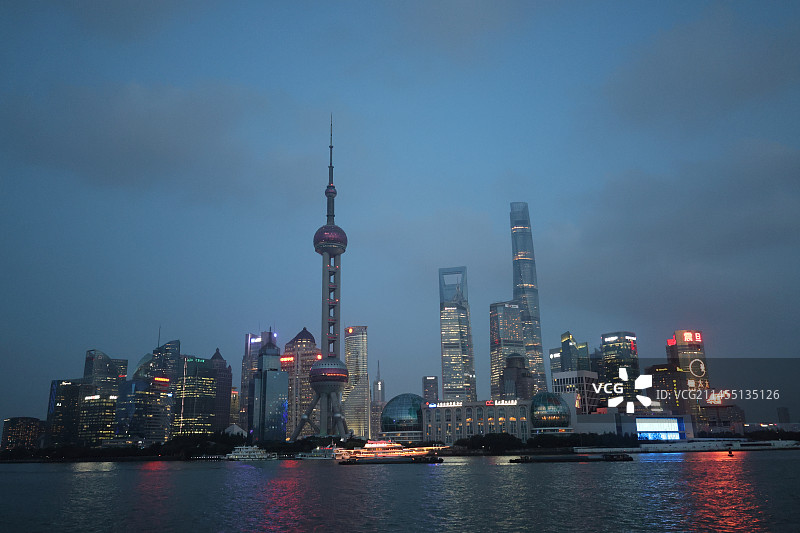 华灯初上时的上海浦东东方明珠及上海中心图片素材