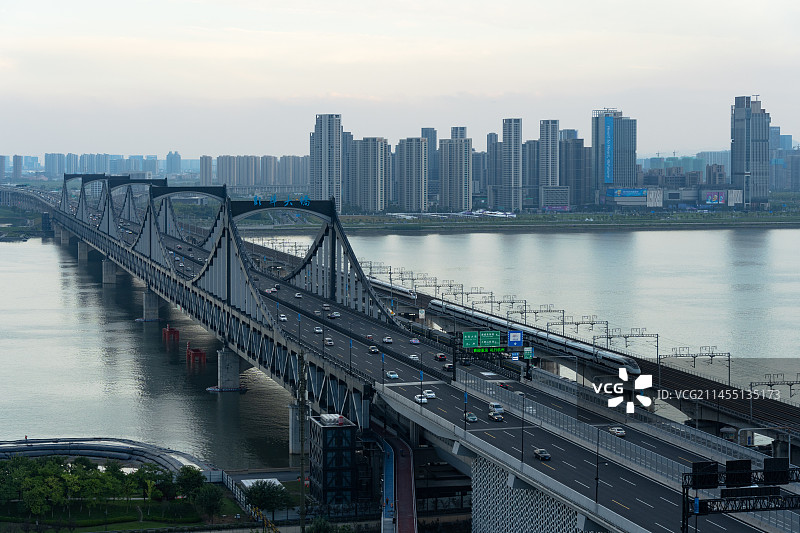 高视角杭州彭埠大桥 钱塘江上高铁会车 杭州亚运村图片素材