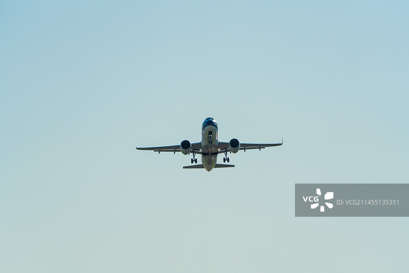 飞机在机场跑道前起飞降落逆光美景图片素材