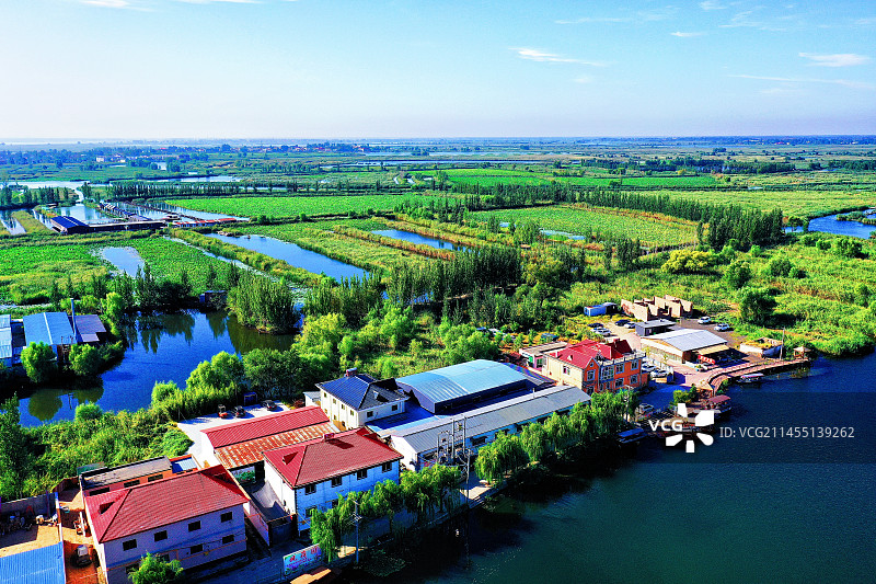 碧水蓝天彩云游 生态宝地尽风流 鸟类家园鱼蟹跑 无尽芦苇芙蓉秀 欢声笑语游人醉 乌篷千帆有鱼舟 仙境图片素材