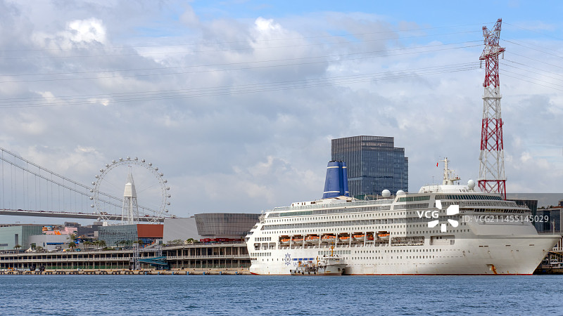 厦门海岸边停靠的白色邮轮图片素材