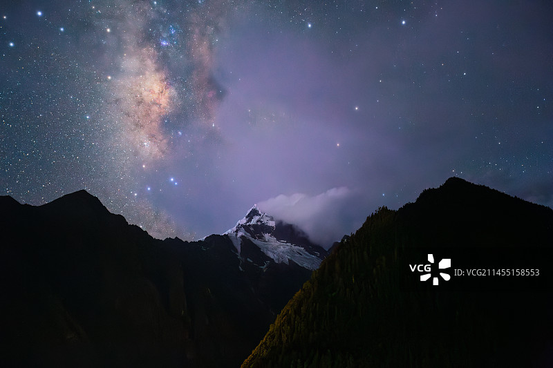 梅里雪山神女峰缅楚姆的夜景星空与银河闪电极端天气图片素材