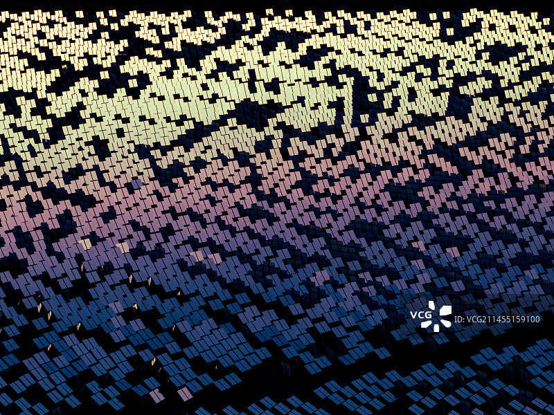 光伏电站正在工作的高反射率太阳能电池板图片素材