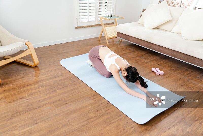 居家做运动的女孩图片素材