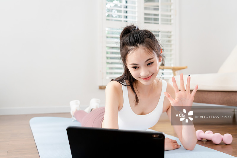 居家做运动的女孩图片素材
