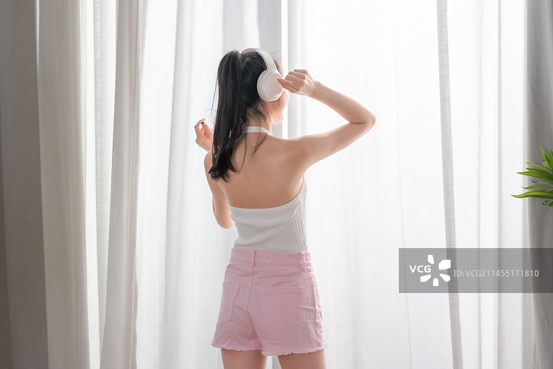 在阳台听音乐的女孩图片素材