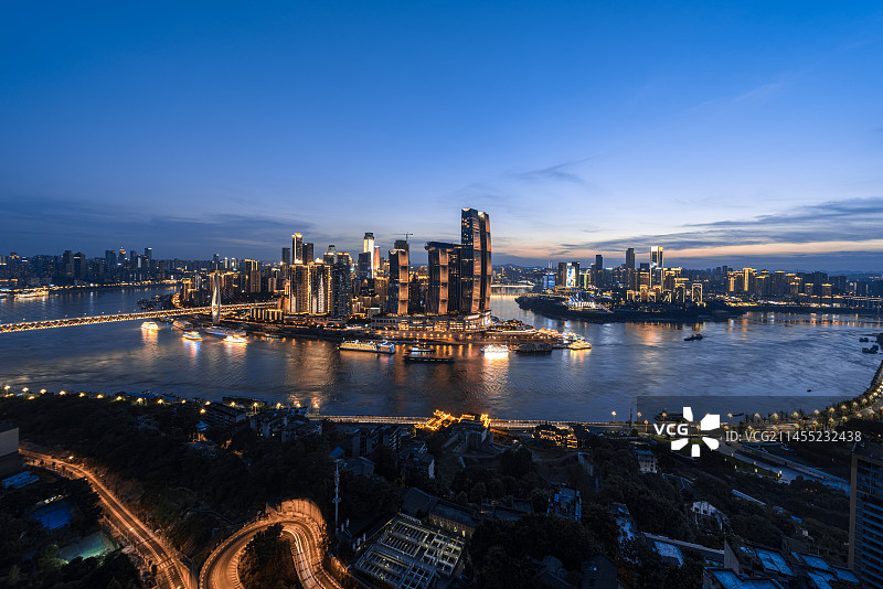 蓝调时刻在重庆南岸区南滨路欣赏两江交汇夜景图片素材