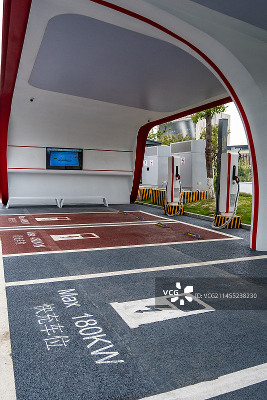 四川省绵阳市户外新能源汽车充电站图片素材