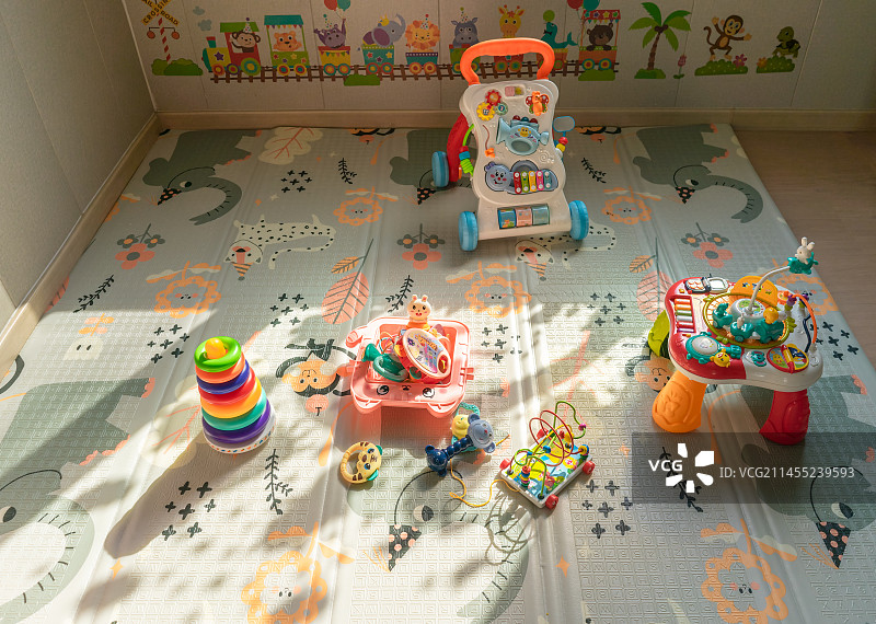 中国儿童三局拍摄主题，可爱的地毯上摆放着各种各样的儿童玩具，室内无人图像摄影图片素材