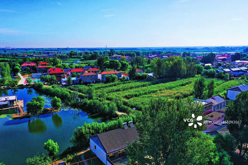 霞光万道金秋凉 浩瀚碧水芦苇黄 美景怡人心陶醉 残荷垂柳鹊高唱 雁鹭漫舞任高翔 国庆中秋福满疆 陶醉图片素材