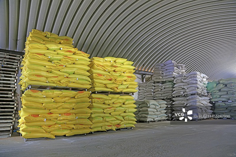 仓库里成堆的饲料产品图片素材