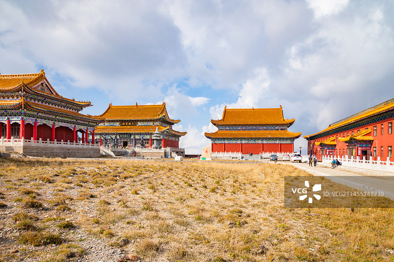 山西五台山演教寺中的文殊殿和大雄宝殿图片素材