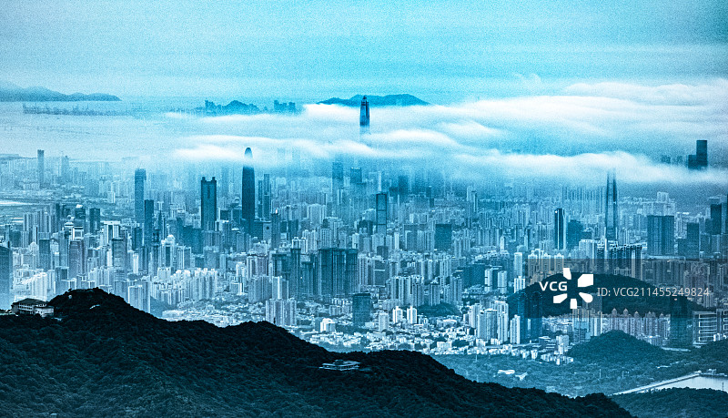 小米10ultra拍摄的深圳平安国际金融中心穿云图片素材